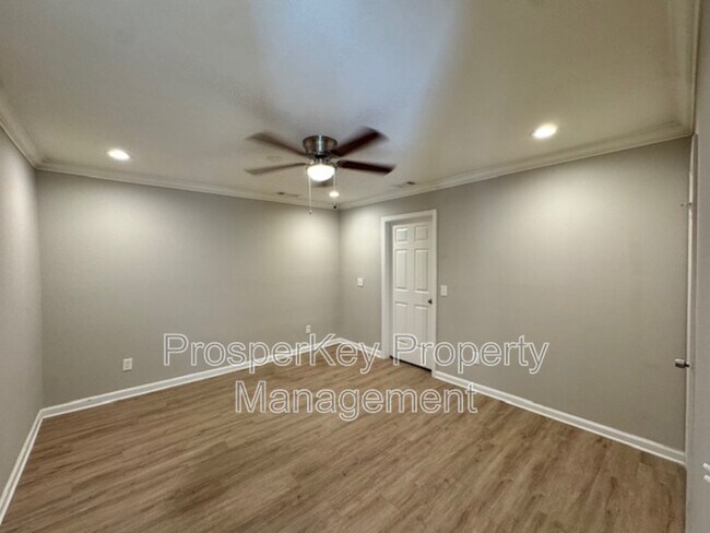 Building Photo - 4814 Fairview Dr