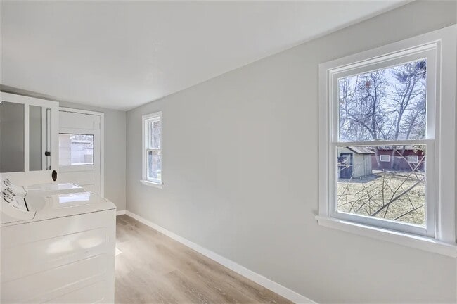 Building Photo - 526 W 5th St