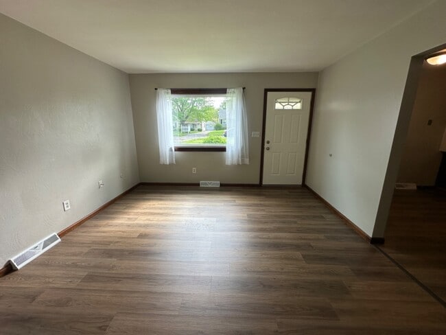 Building Photo - 48 N Navarre Ave