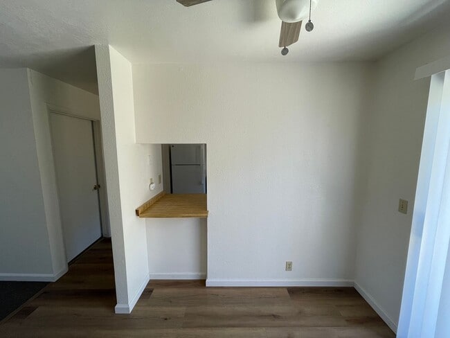 Building Photo - La Tierra Garden Apartments (2 Bed 1 Bath)