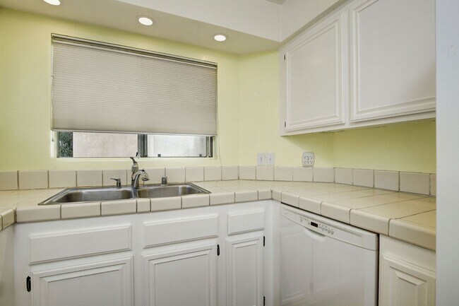 Building Photo - $3200 / Fabulous 2br / 2ba condo (Bankers ...