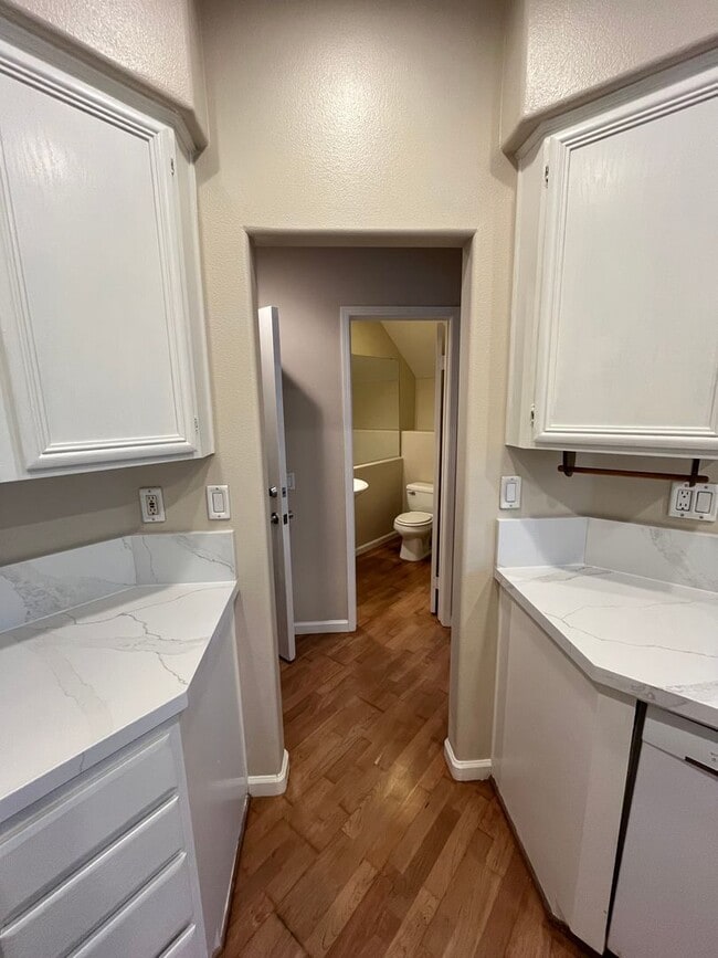 Building Photo - LOVELY 2 STORY DETACHED HOME WITH LARGE LOFT, DIRECT ACCESS 2 CAR GARAGE