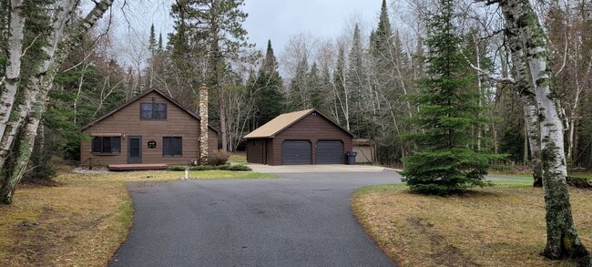 Building Photo - Fully Furnished 3 Bedroom Cabin