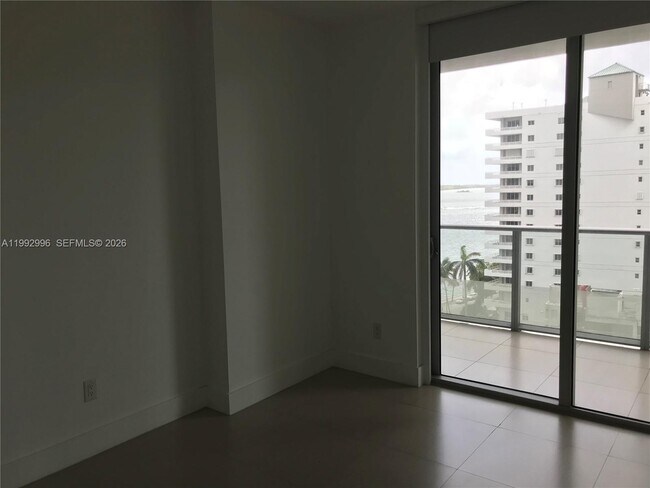 Building Photo - 1300 Brickell Bay Dr