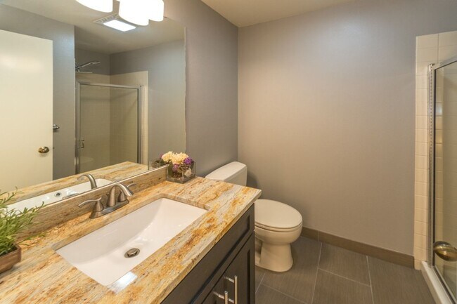 Building Photo - 2bd/1.75ba Kirkland Condo