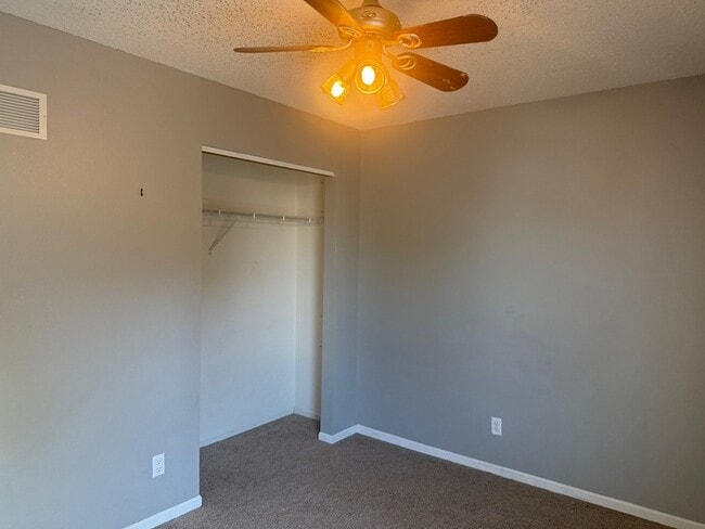 Building Photo - 4 bedroom 2.5 Bath 1.5 Story Home In Fox S...