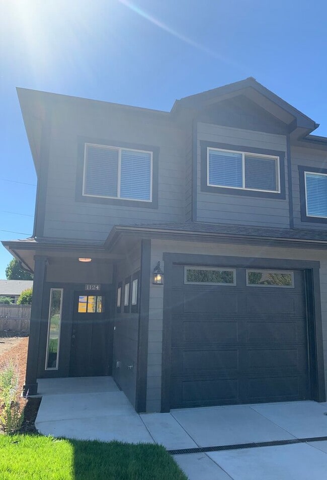 Primary Photo - 2-Bed, 2-Bath Townhouse with Modern Touche...