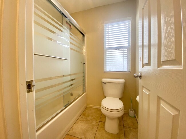 Building Photo - Extremely spacious four bedroom With Oxnard home