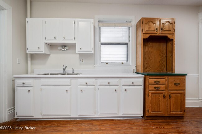 Building Photo - 1704 Rosewood Ave