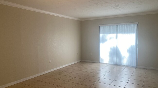Building Photo - Updated 1-Bedroom Condo in a Gated Communi...