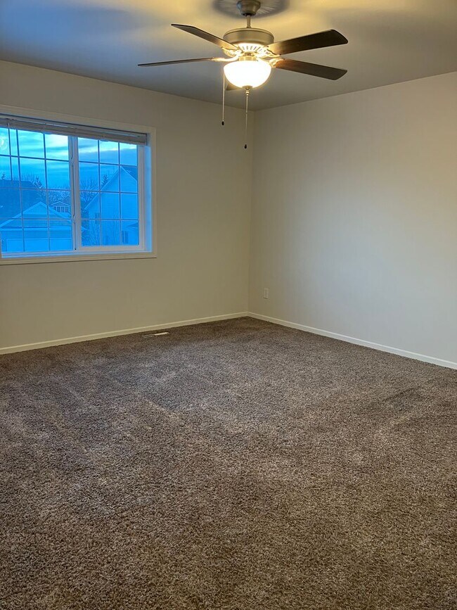 Building Photo - 3 Bed 3 Bath Twin Home