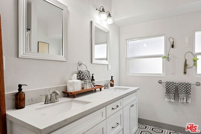 Building Photo - 3878 S Harvard Blvd