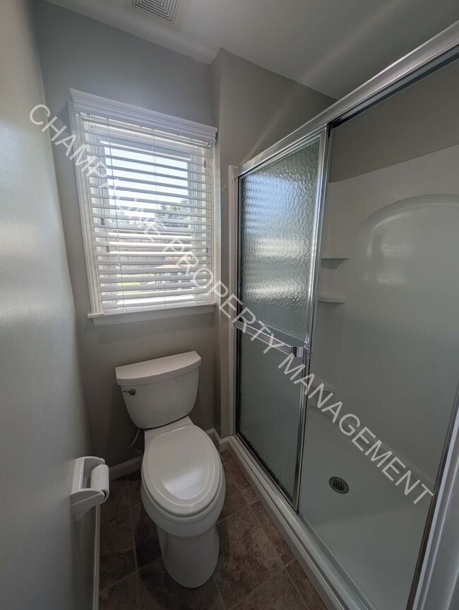 Building Photo - GORGEOUS LENEXA HOME FOR RENT - FLAT ROCK ...