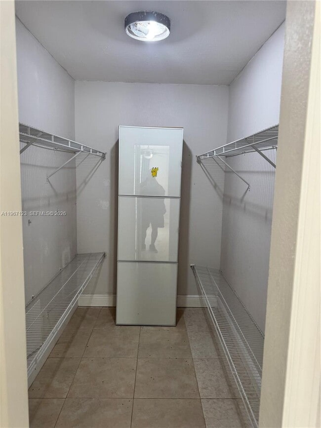 Building Photo - 14421 N Kendall Dr