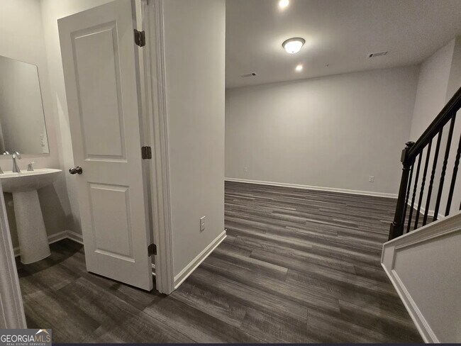 Building Photo - 341 Skylar Ct SE