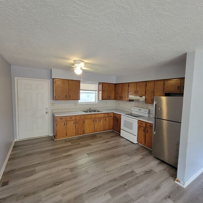 Building Photo - 2/1-Apartment-Sparta City Limits