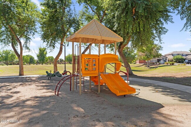 Building Photo - 10226 E Lakeview Ave