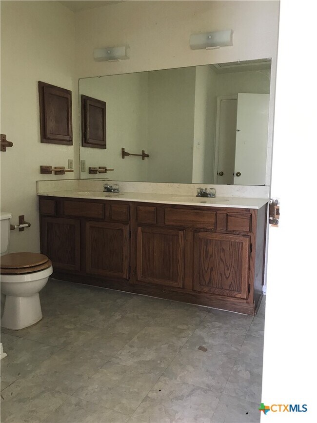 Building Photo - 2113 Caprice Dr