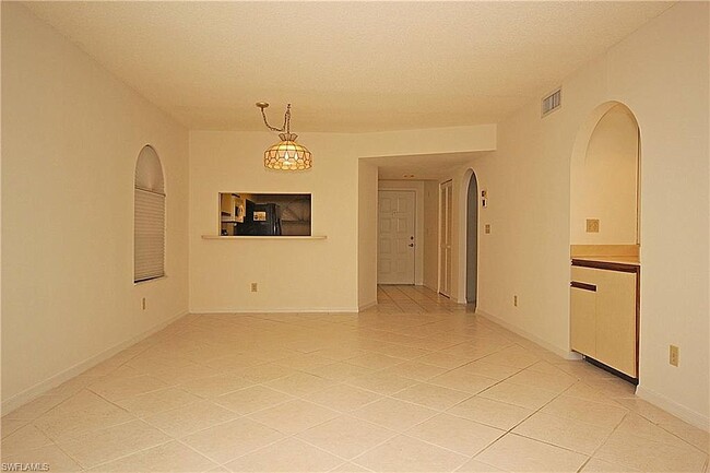 Dining Area - 601 Augusta Blvd