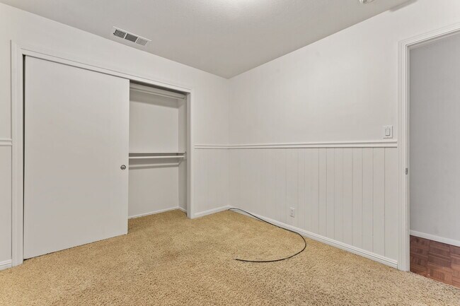 Building Photo - 1201 W 12th St