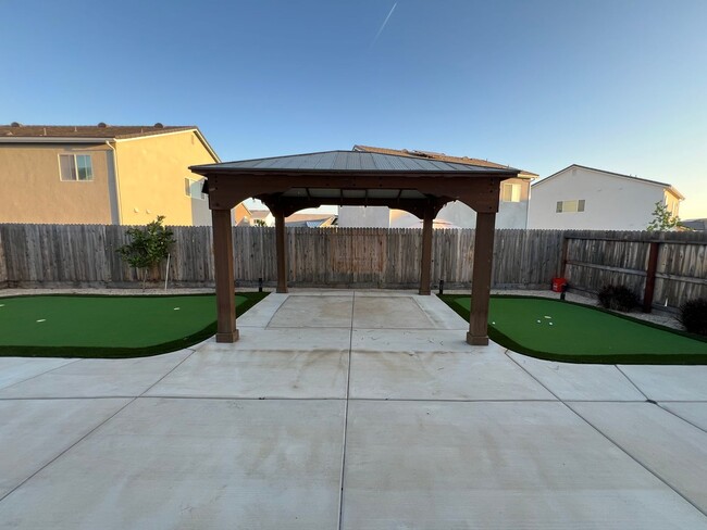 Building Photo - Beautiful Lennar 4-Bedroom Home with Resor...