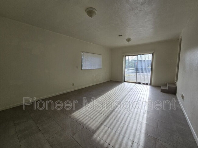 Building Photo - 622 W Pilger St