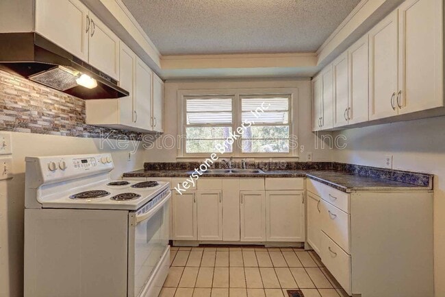 Building Photo - 2128 Knightsbridge Rd