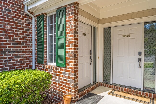 Building Photo - 1733 Woodbrooke Dr