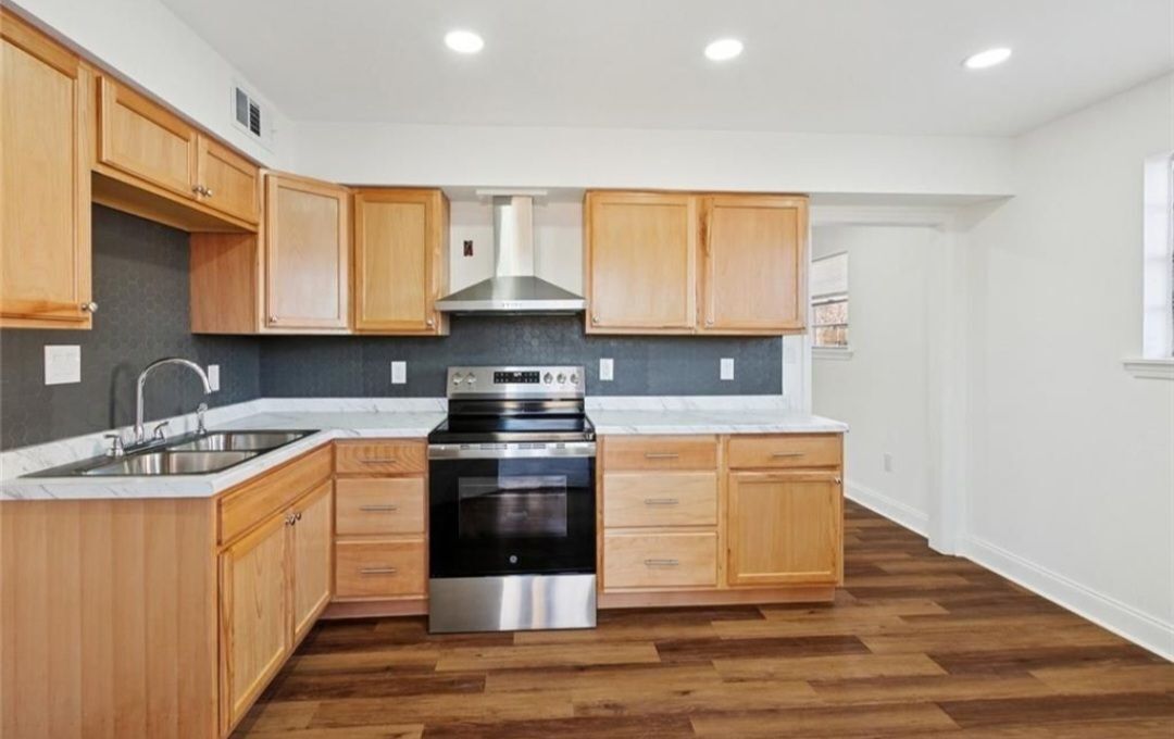 Building Photo - 2427 Octavia Dr