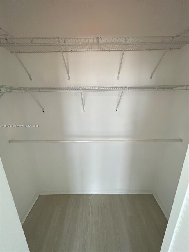 Building Photo - 950 Brickell Bay Dr