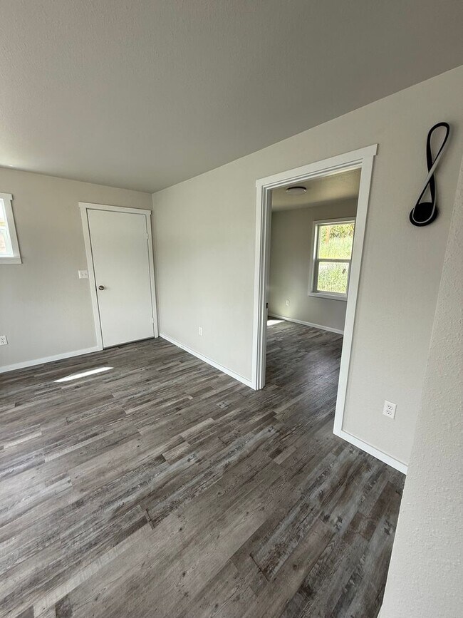 Building Photo - 2 Bedroom 1 Bath-Home