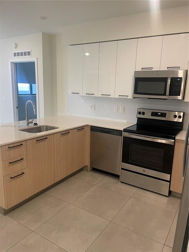 Building Photo - 16395 Biscayne Blvd
