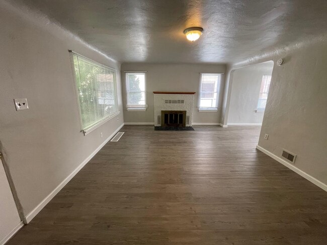 Building Photo - 1312 Juanita St
