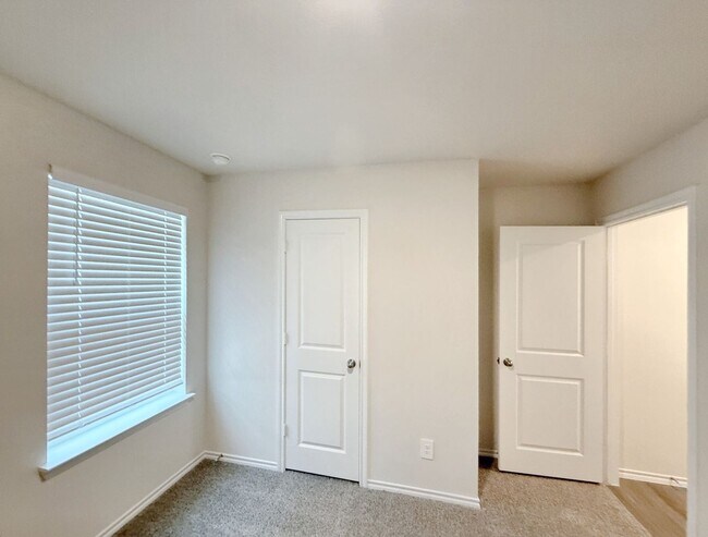 Building Photo - 4/2 in Sweetwater Springs Community, Sherman