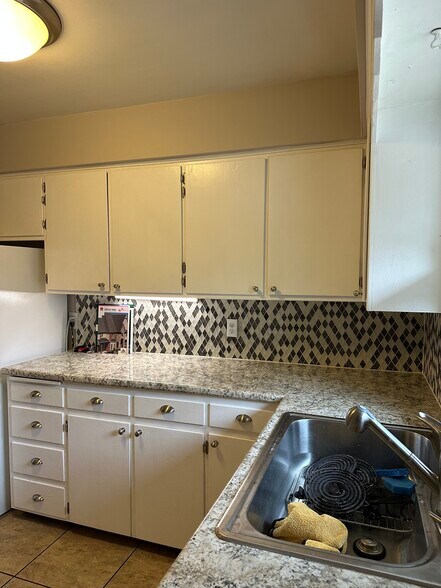 Kitchen - 6036 Urbandale Ave
