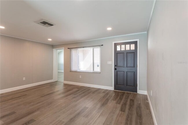 Building Photo - 2021 Valley Dr