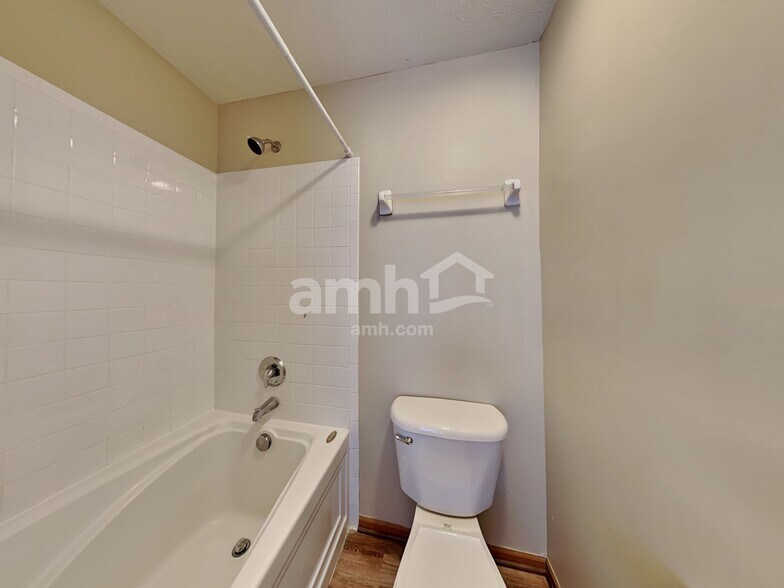 Building Photo - 353 W Hunters Dr