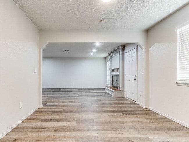 Building Photo - 2002 Vanessa Dr