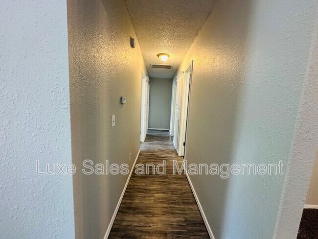 Building Photo - 11701 N Lee Ave