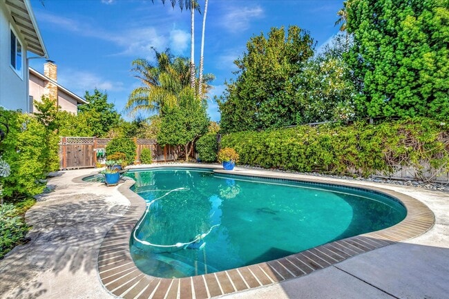 Building Photo - Executive Oasis l Huge Lot with Lush Green...