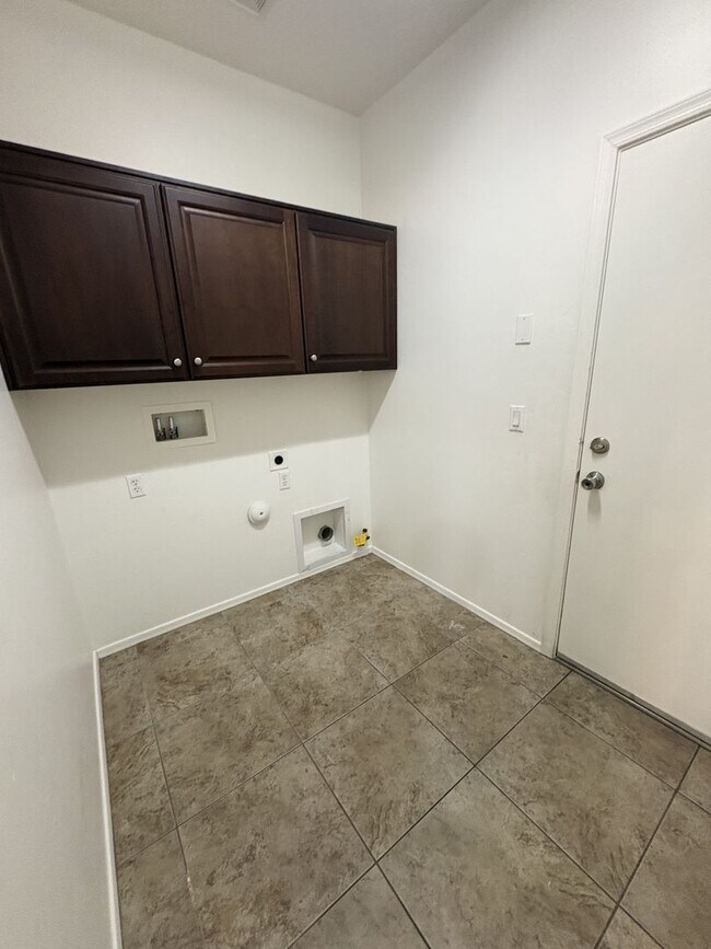 Building Photo - 2,500 sq ft 4 bedroom + Den home in Rancho Sahuarita