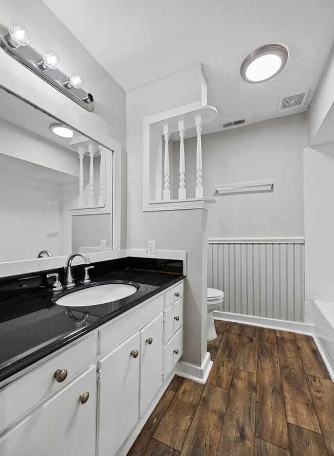 Building Photo - STUNNING! Three bedroom house!