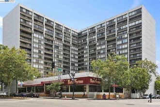 Building Photo - Spacious 2 bed 1.5 bath condo in Oakland's...