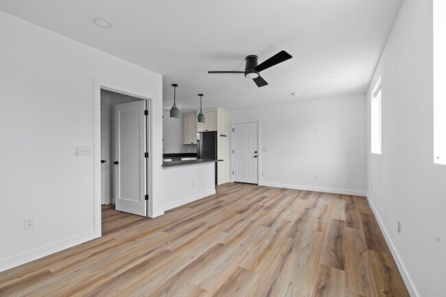 Building Photo - 609 E 5th St