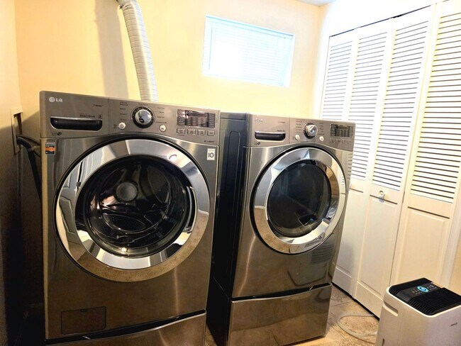 Building Photo - Lovely 3 BR/2.5 BA Single-Family Home in O...