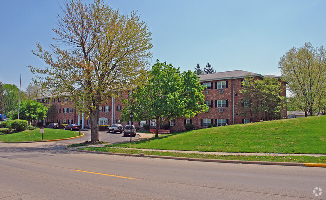 Primary Photo - Charleston Court