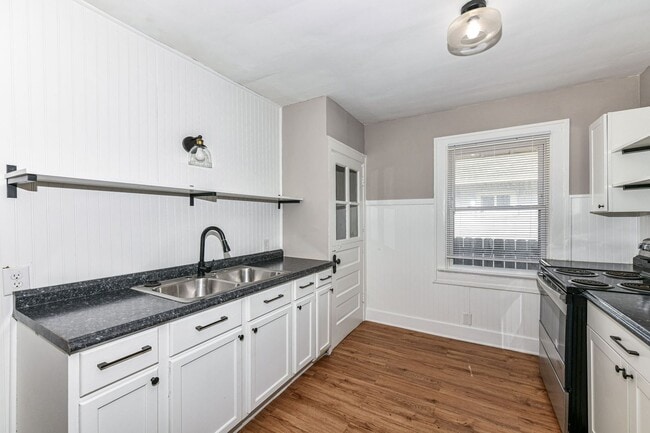 Building Photo - 802 N Denny St