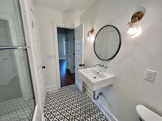 Building Photo - Updated 3 Bed, 2 Bath Cottage in Heart of Lockeland Springs w/ 1 Car Garage