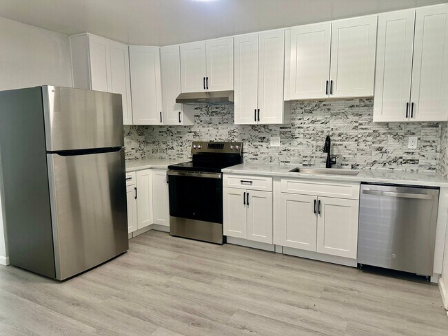 Building Photo - Come see this beautiful completely remodeled 3 bedroom 2 bath home, ready for you to move in today!