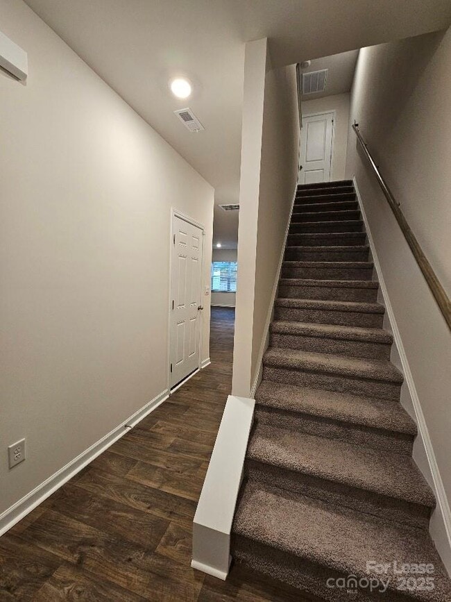 Building Photo - 8017 Murray Br Dr